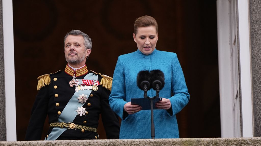 Federico X, coronado rey de Dinamarca, junto a la primera ministra