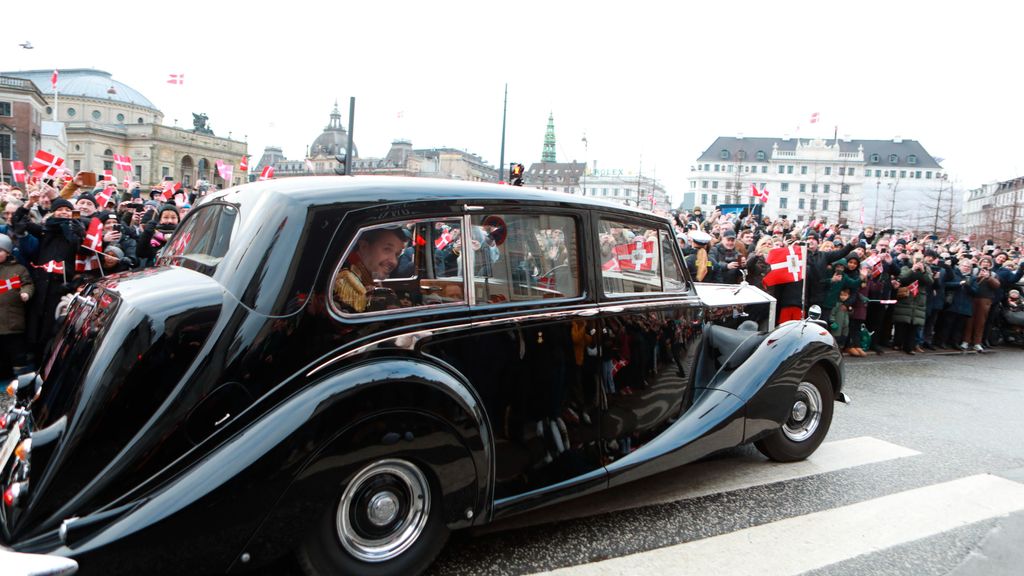 Federico X se dirige en coche hacia el palacio de Christiansborg