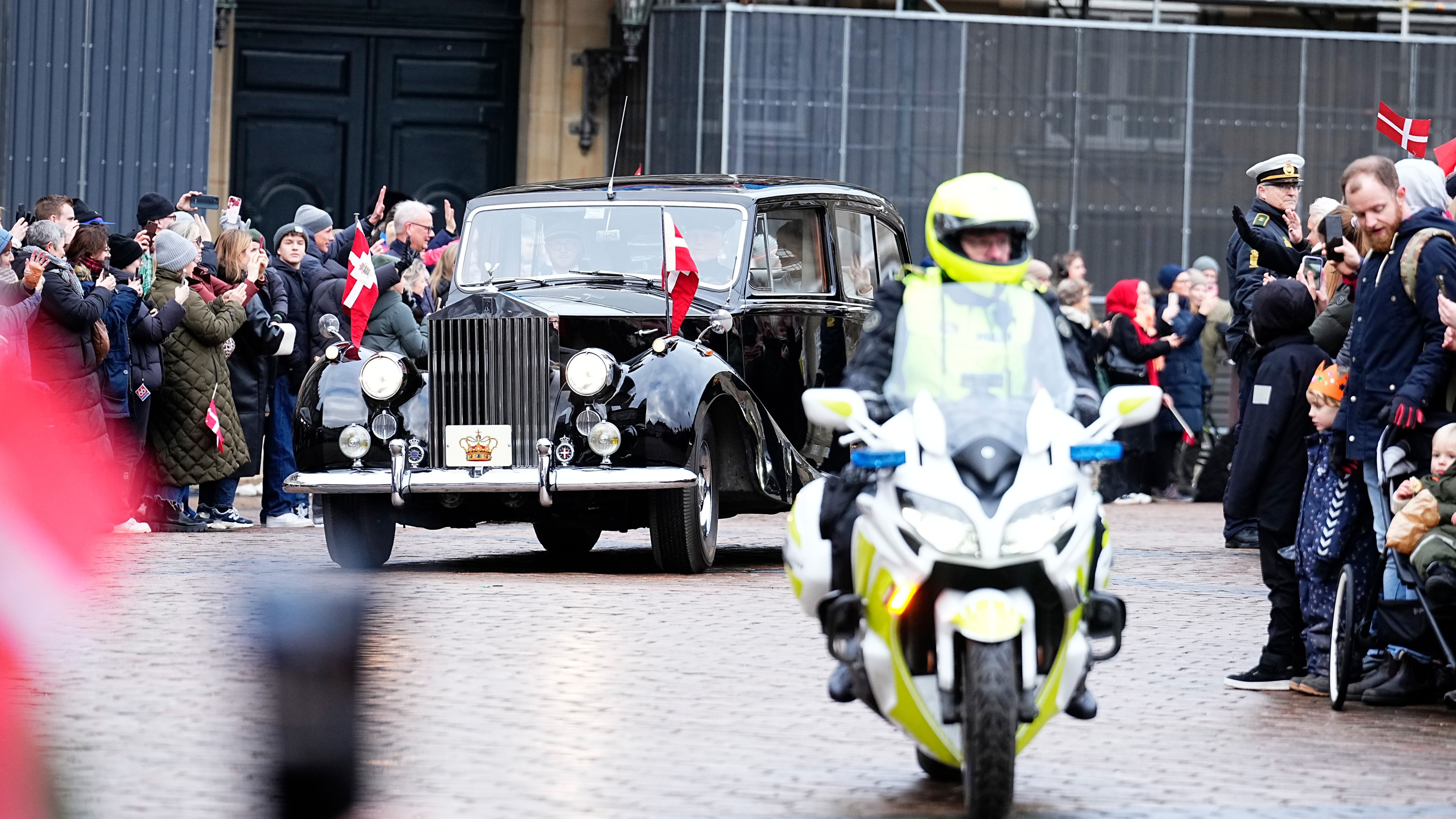 Federico X y Mary Donaldson, recibidos entre aplausos