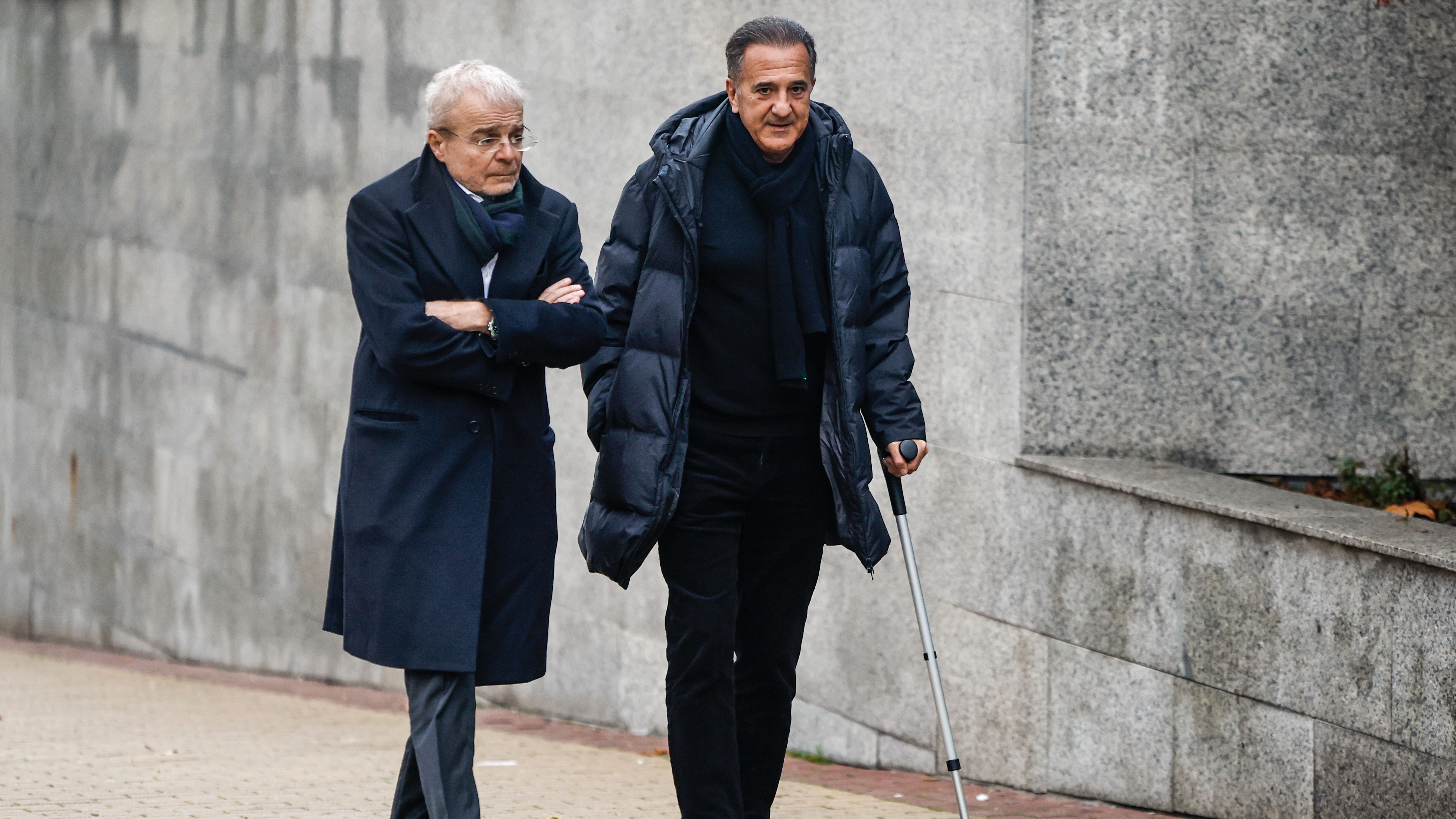 José Miguel Contreras, a su llegada a la capilla ardiente de Miguel Barroso