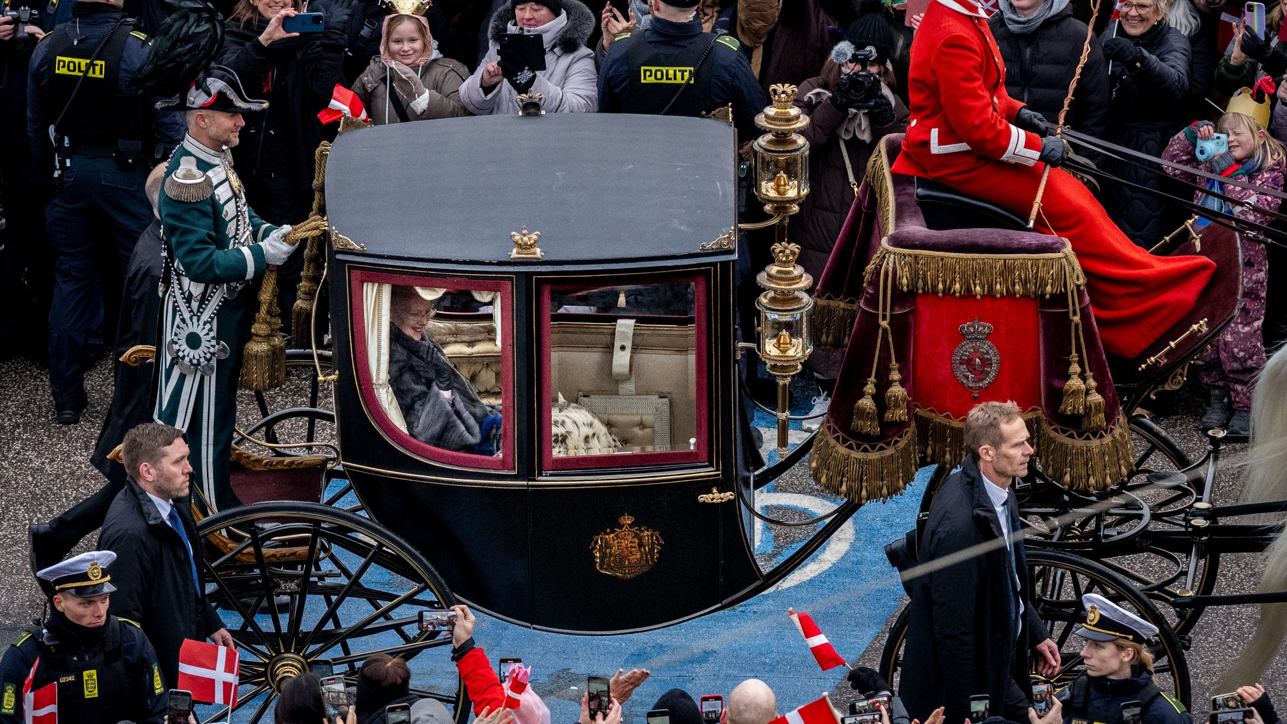 La reina Margarita de Dinamarca en su llegada al Palacio de Christiansborg