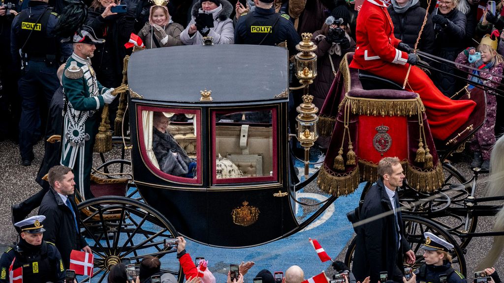 La reina Margarita de Dinamarca en su llegada al Palacio de Christiansborg
