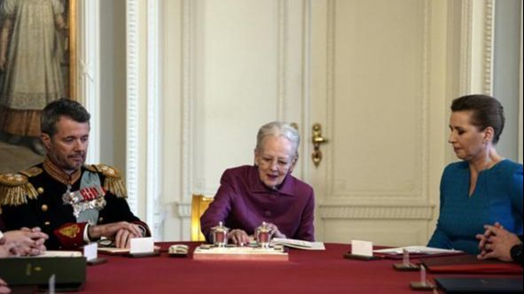 La Reina Margarita firma su Abdicacion ante su hijo heredero Federico