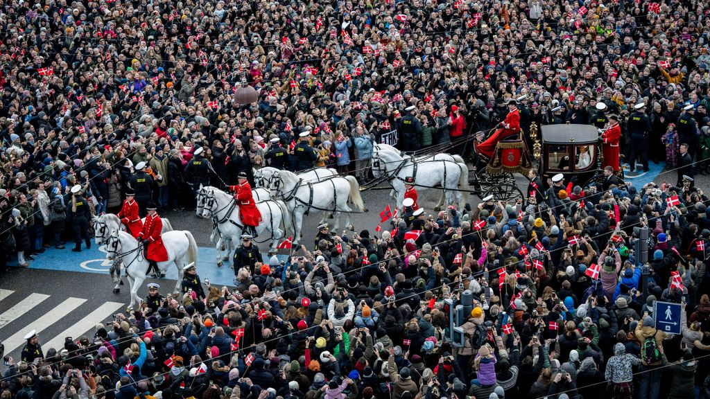 Los daneses se echan a la calle para dar la bienvenida al nuevo rey Federico X