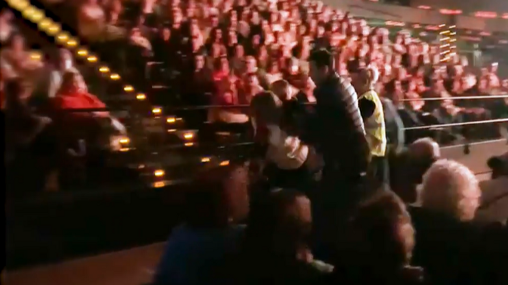 Dos fans de Isabel Pantoja acaban a puñetazos en su concierto: ''Seguridad expulsó a una a rastras''