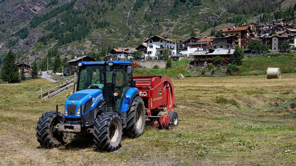 Un tractor azul en una zona rural