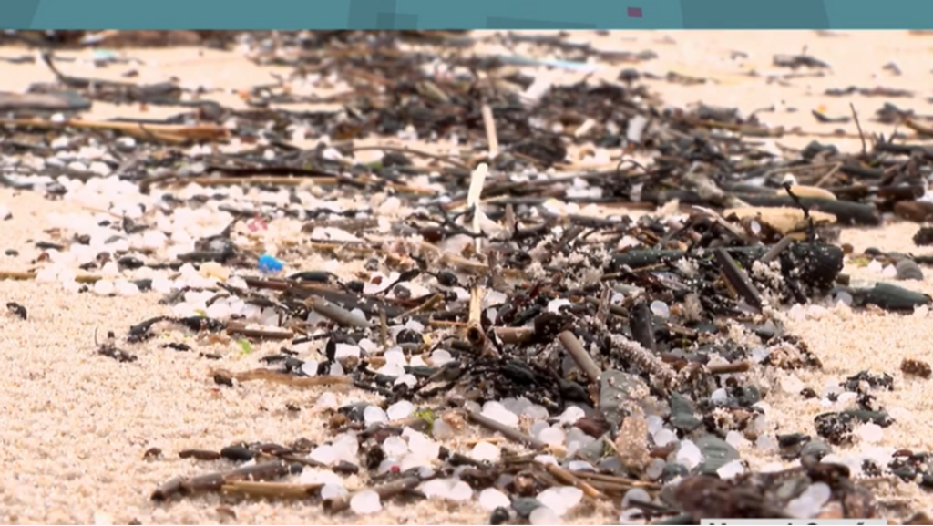 Una borrasca por el oeste ralentiza la recogida de pellets de las playas de Galicia