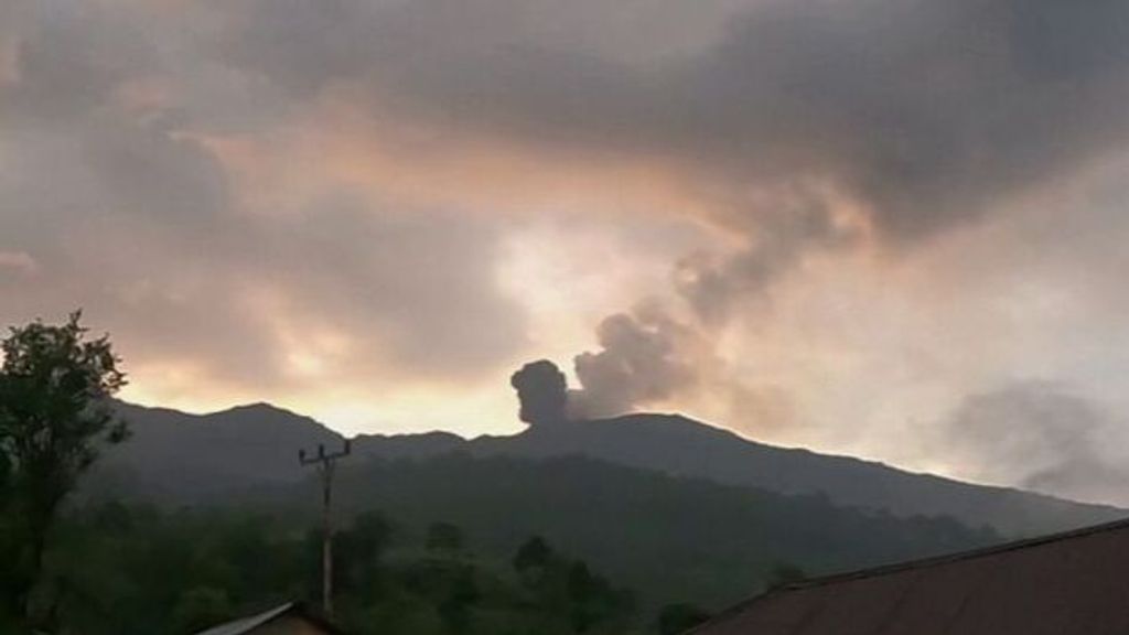 Una nueva erupción del volcán Marapi, en Indonesia, obliga a evacuar: las autoridades advierten de ríos de lava