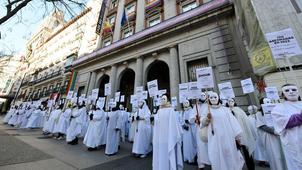 Organizaciones feministas celebran una "concentración fúnebre" frente al Ministerio de Igualdad