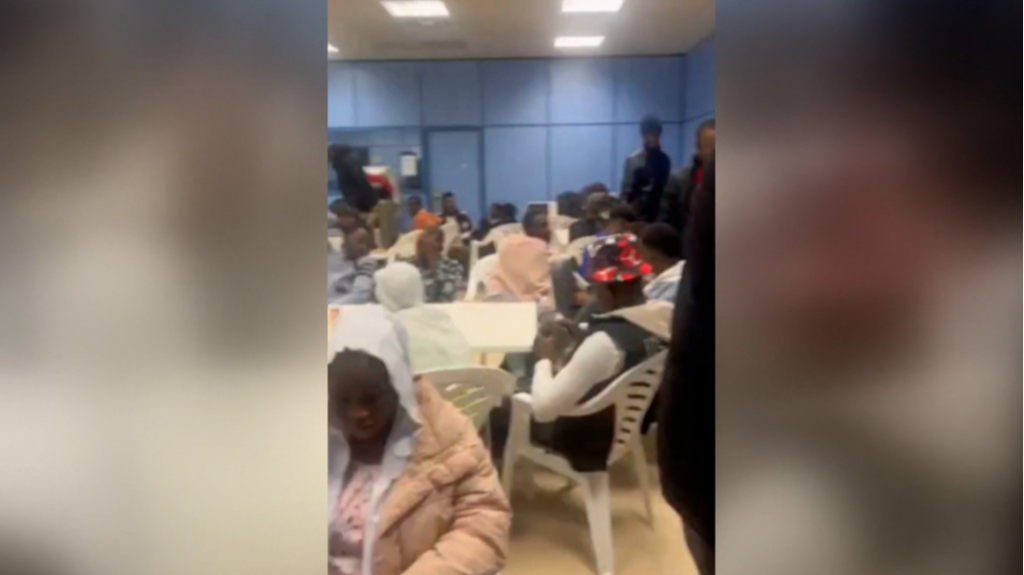 Sindicatos policiales denuncian el colapso en las salas de solicitantes de asilo del aeropuerto de Barajas