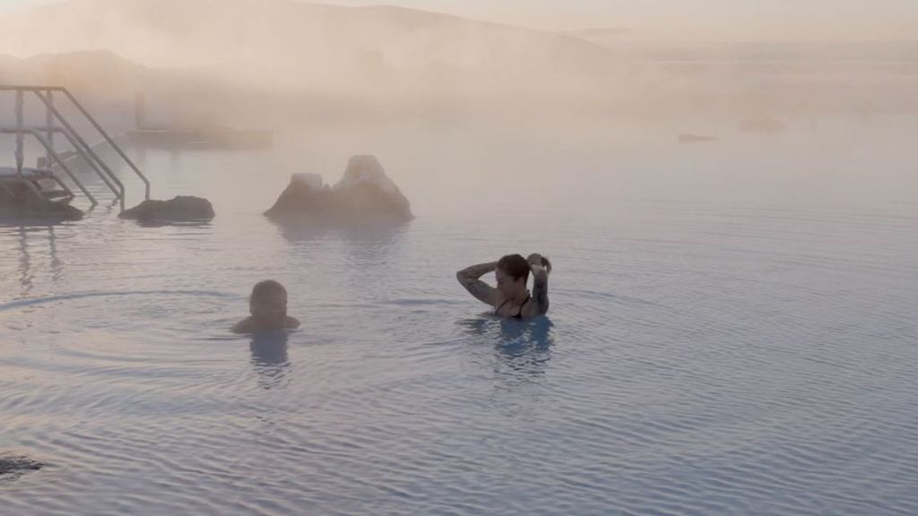 Jennifer Hermoso y Jesús Calleja experimentan cómo son las aguas termales de Islandia