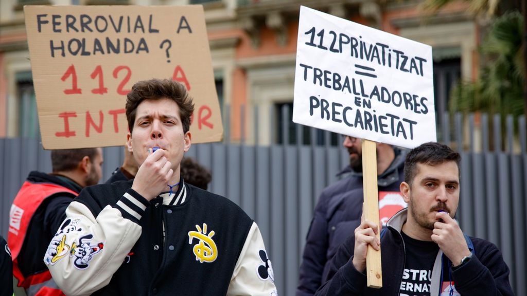 Trabajadores del servicio de emergencia 112 durante una concentración de CC.OO frente la Conselleria de Interior