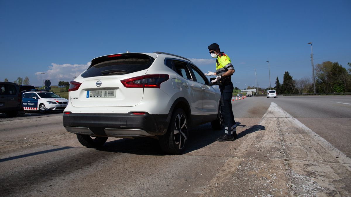 Un agente de los Mossos d'Esquadra protegido con una mascarilla en un control