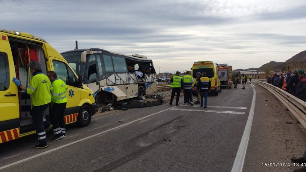 Una fallecida y varios heridos al volcar un camión sobre un autobús en Lorca, Murcia