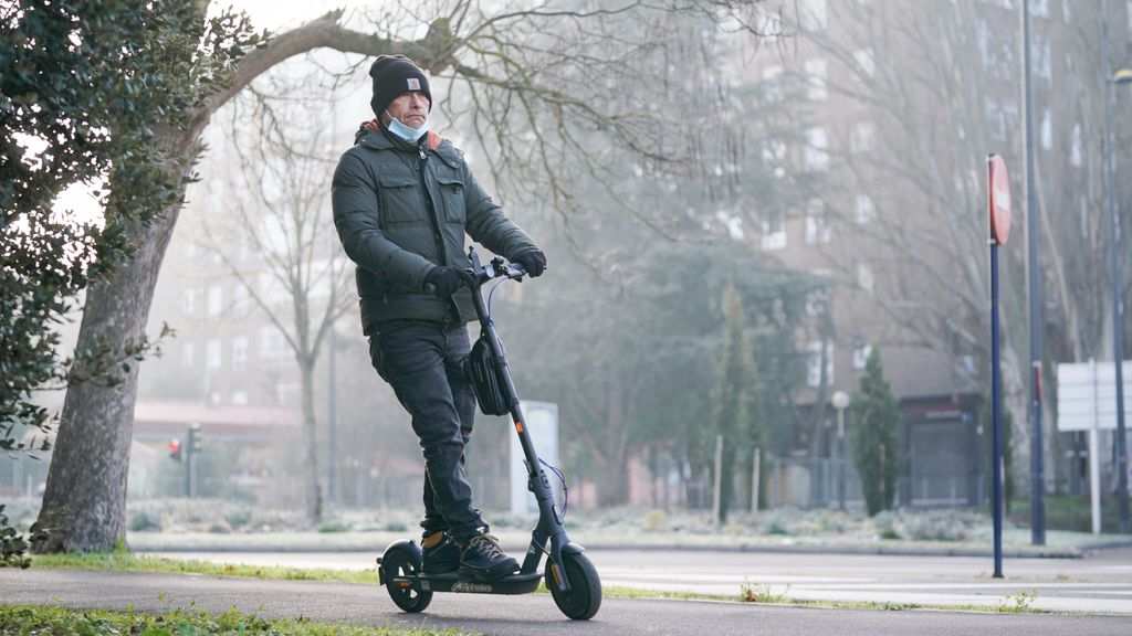 Una persona circula en patinete eléctrico por Vitoria