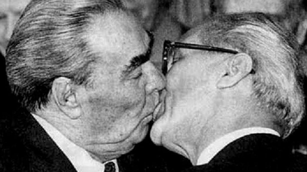 Amistades comunistas: el clásico beso entre Leonidas Brezhnev (URSS) y Erich Honecker (RDA).
