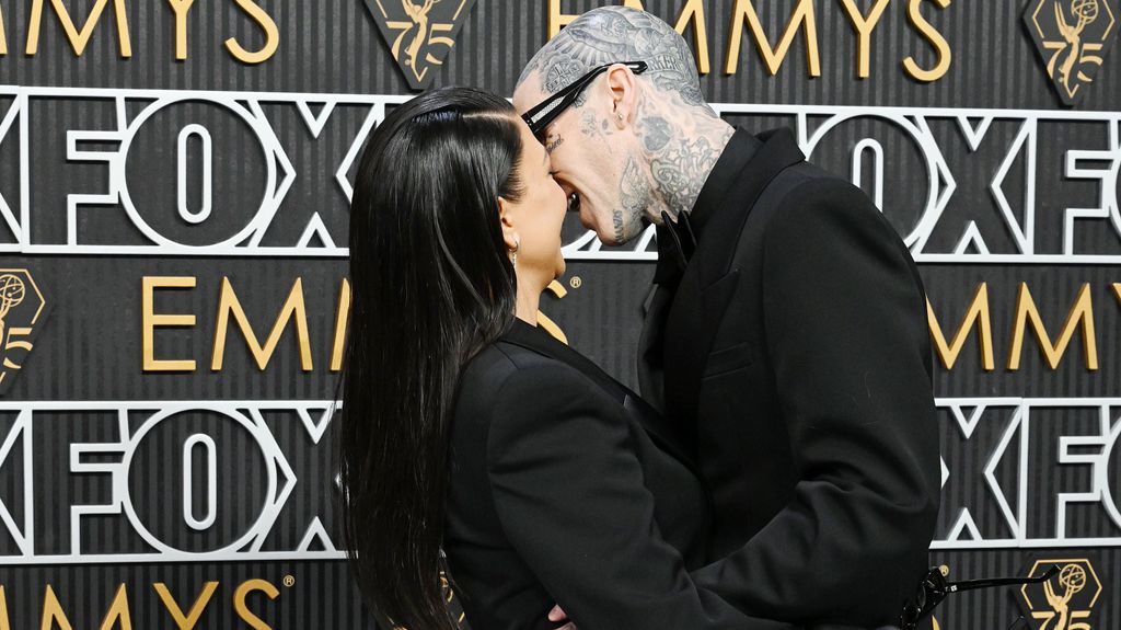 Así ha sido el beso apasionado de Kourtney Kardashian y Travis Barker en los premios Emmy 2024