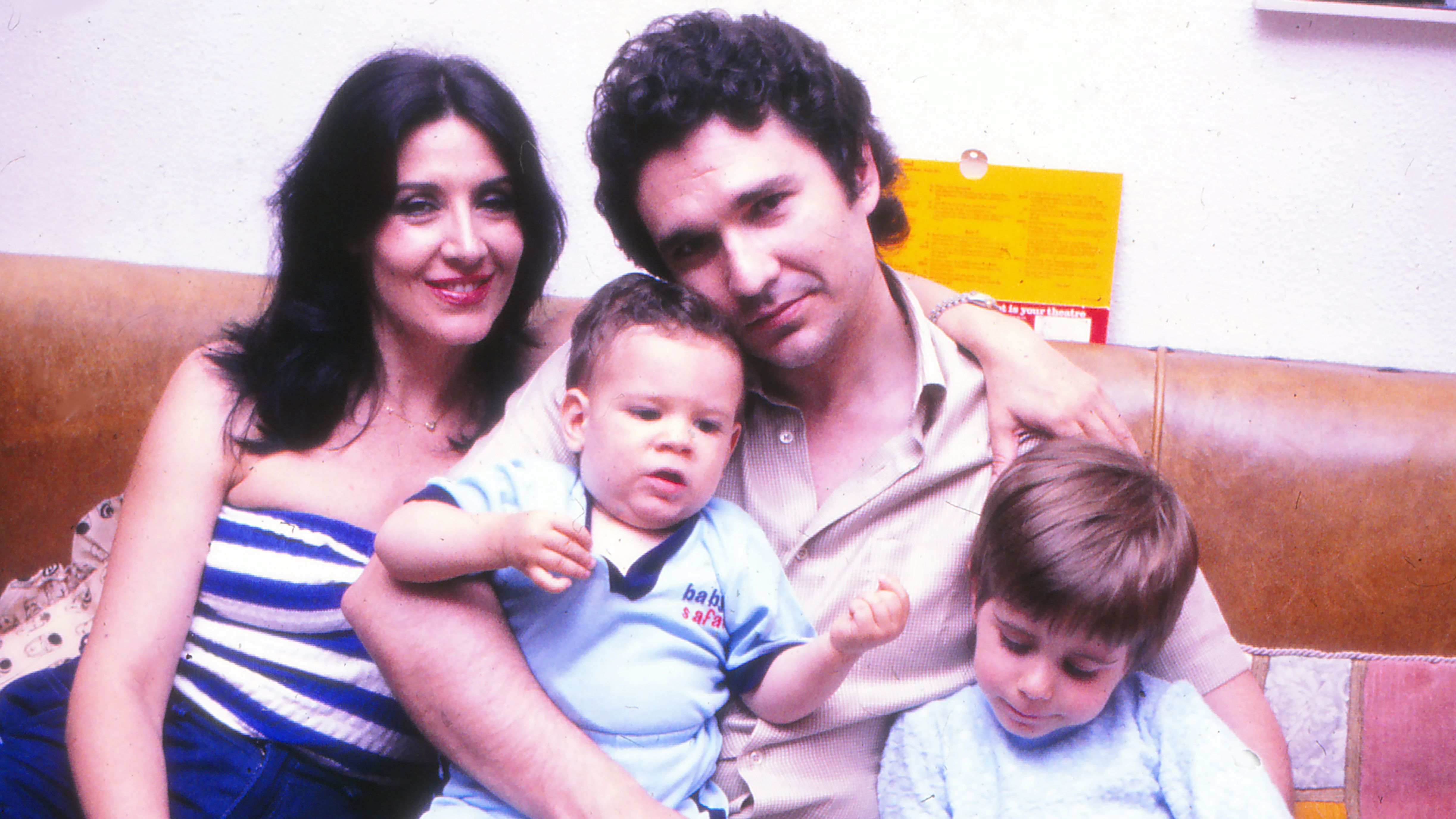 Concha Velasco junto a Paco Marsó y sus hijos.