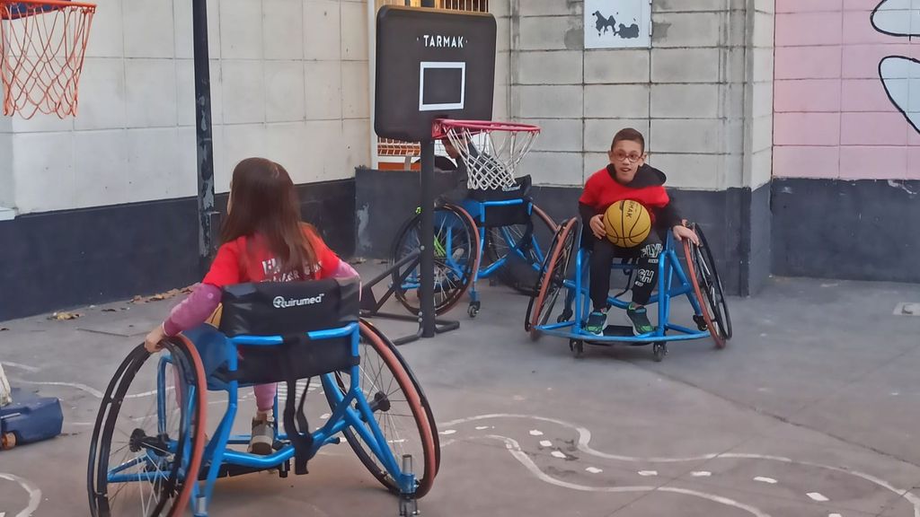 Dos alumnos juegan a baloncesto adaptado