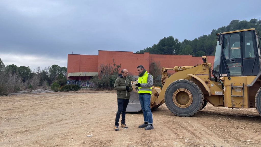 El concejal Pol Huguet Estrada con el técnico municipal responsable de la obra, esta mañana, con el pavimento ya retirado y la discoteca al fondo