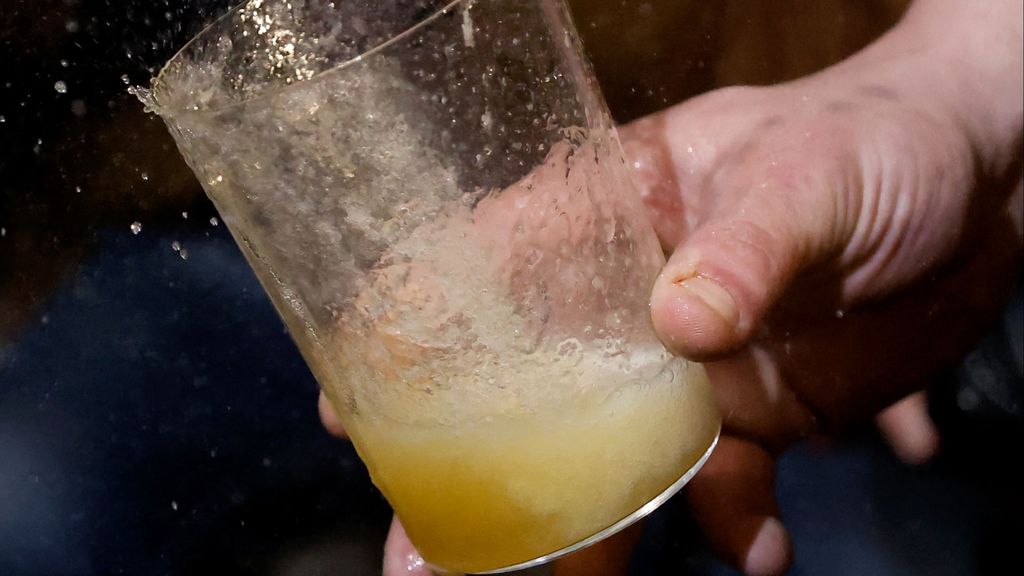 Un vaso de sidra durante la temporada del 'txotx!' en la sidrería Alorrenea