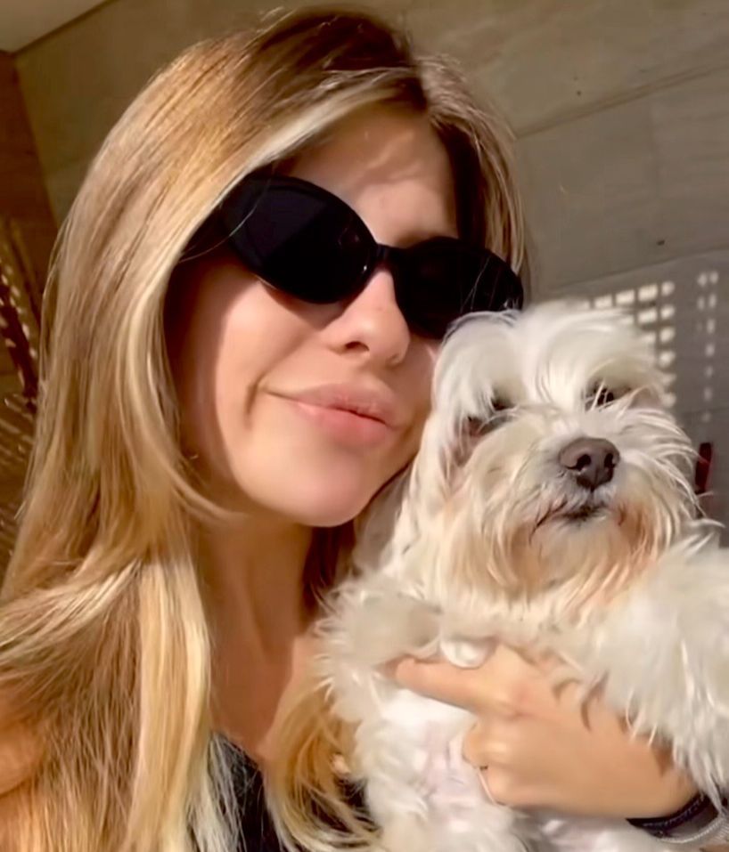 Anita Matamoros junto a su perro, Ringo