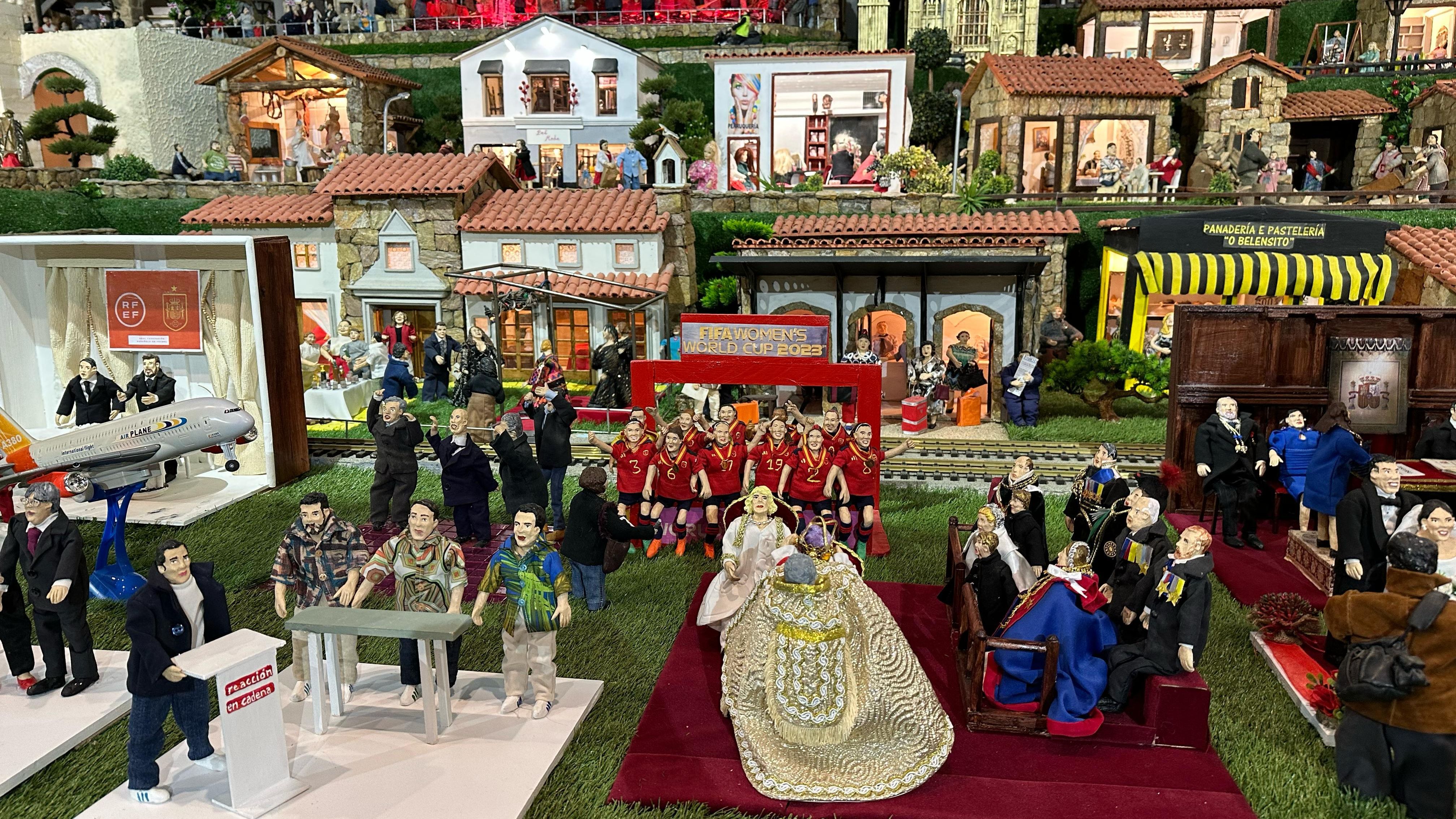 En este peculiar belén se representan los acontecimientos sociales y culturales más importantes del año