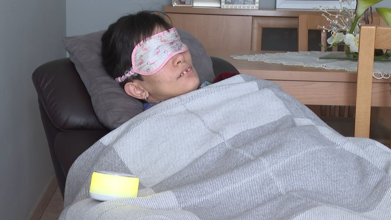 La vida de Raquel, 'paralizada' por la hemiplejia alternante: