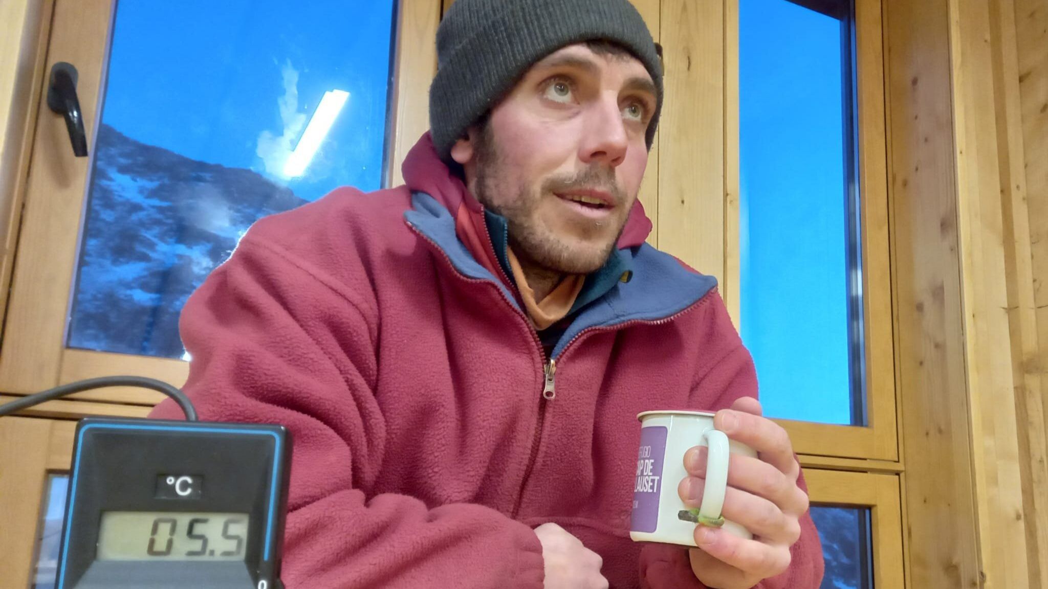 Mikel Lorente en el interior del refugio
