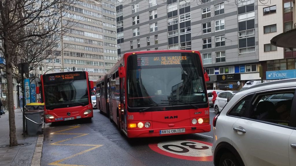 Según el juez, el autobús ocupaba “una porción no desdeñable del carril por el que circulaba el acusado (70 centímetros)”