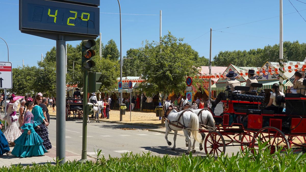 Un termómetro al lado del recinto Ferial de la Feria de Abril de Sevilla