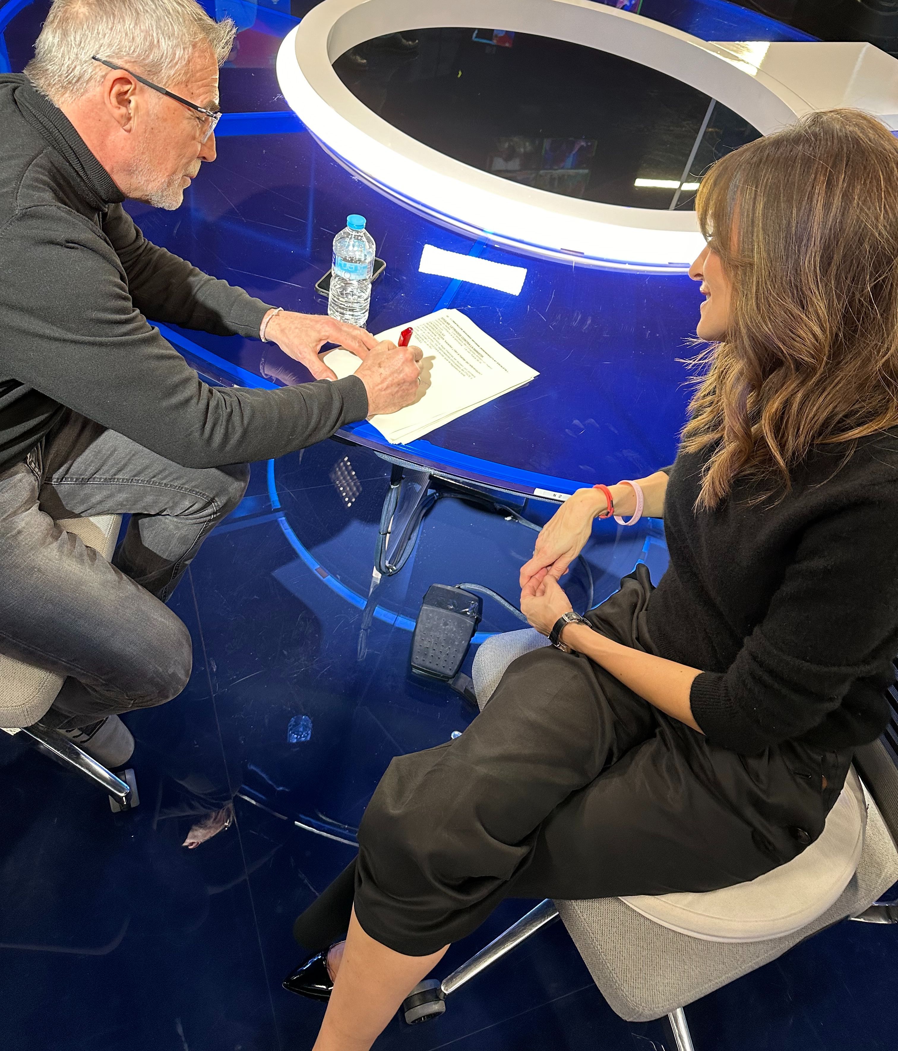 Cantero, un apasionado de la pintura, le dedicó uno de sus míticos dibujos a Iglesias, su nueva compañera