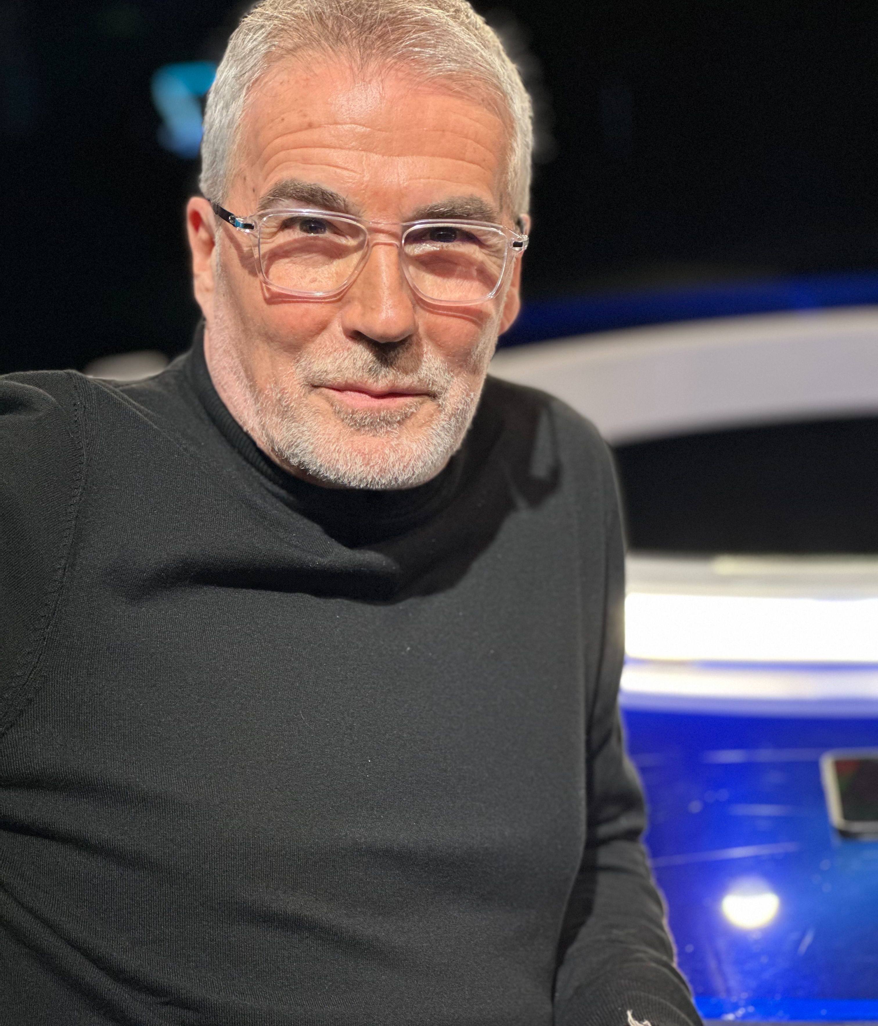 David Cantero posa "ilusionado" en el nuevo plató de Informativos Telecinco