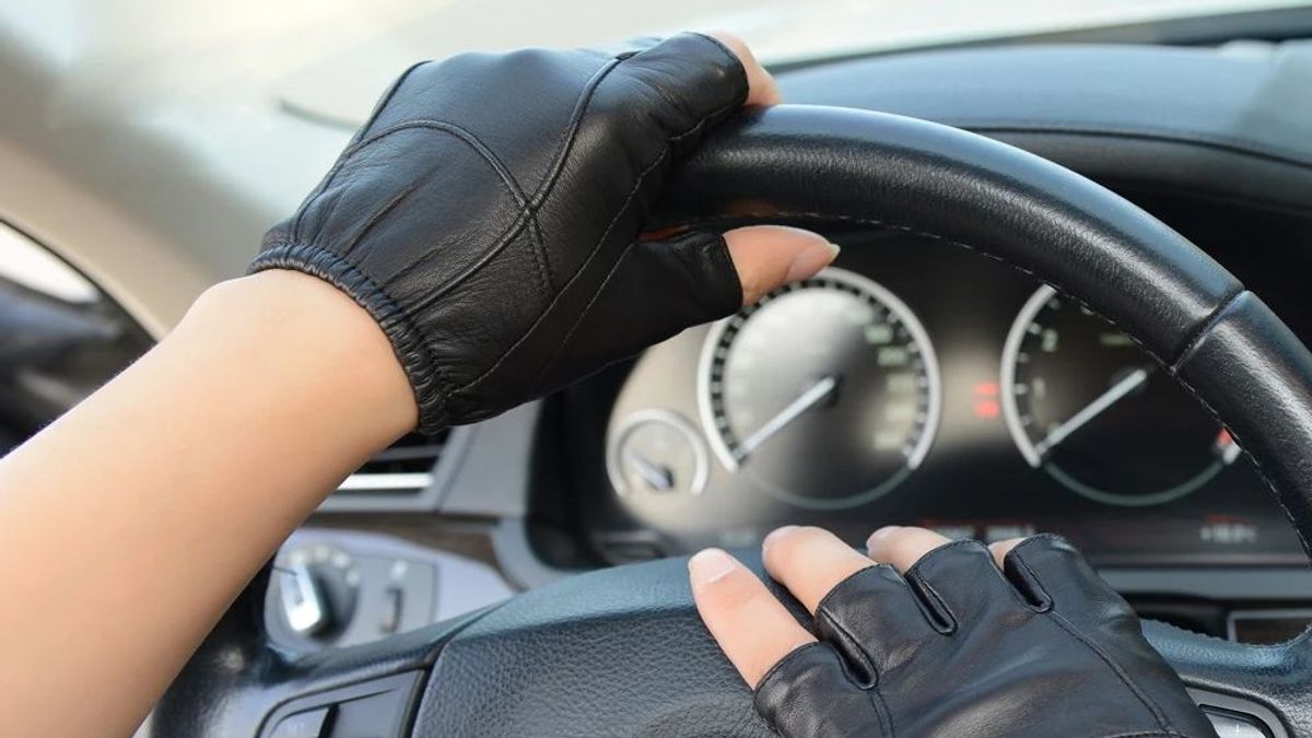 DGT: ¿Te pueden multar por conducir con guantes?