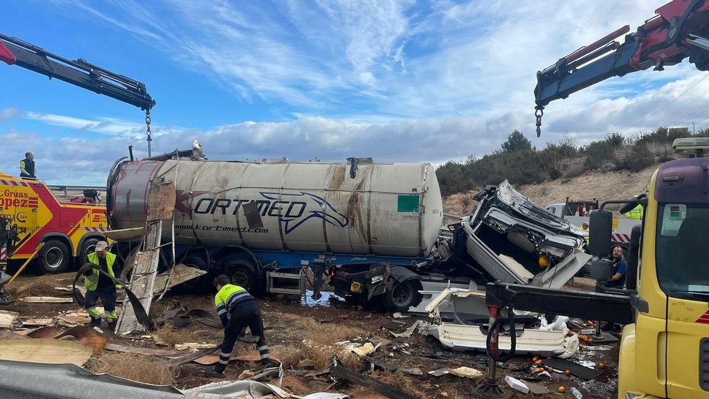 Los servicios de mantenimiento trabajan para retirar el camión accidentado