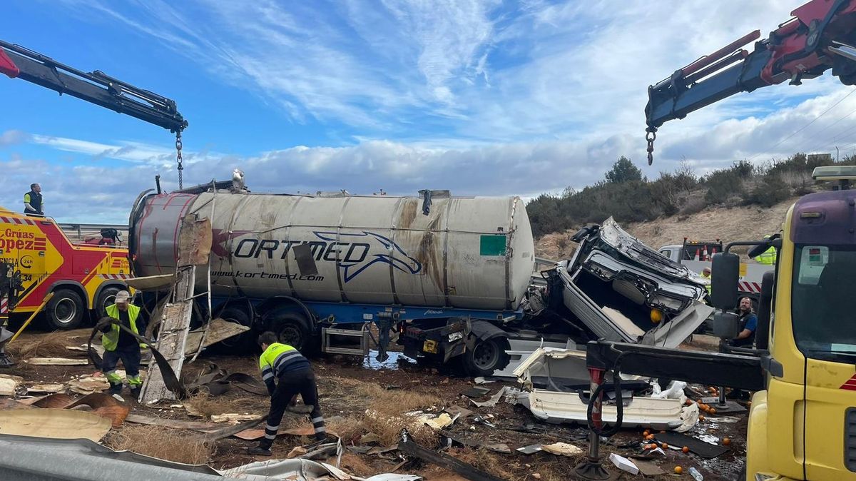 Los servicios de mantenimiento trabajan para retirar el camión accidentado