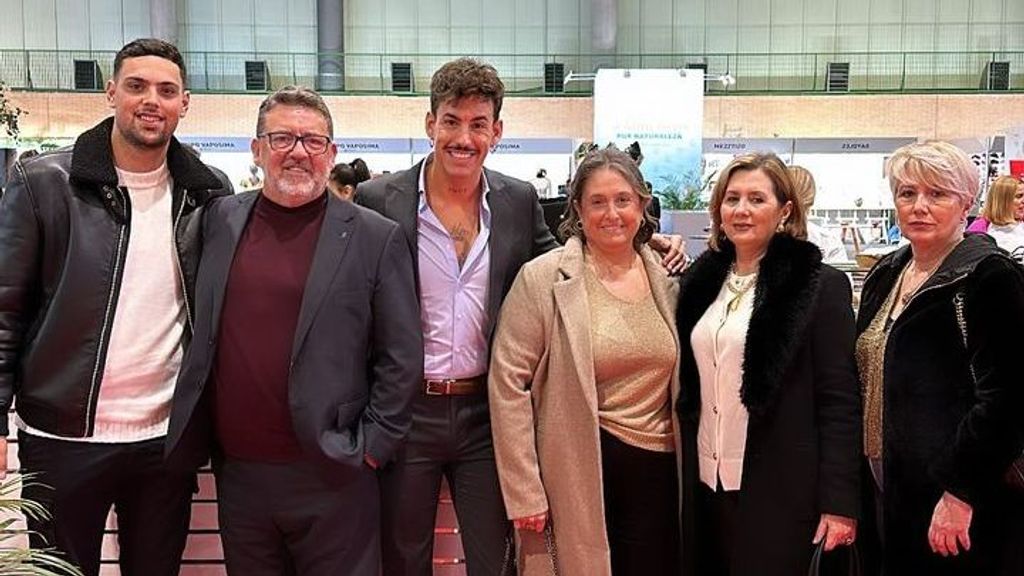 Luitingo, su familia y la de Jessica Bueno, esperan para ver a la modelo desfilando en SIMOF 2024