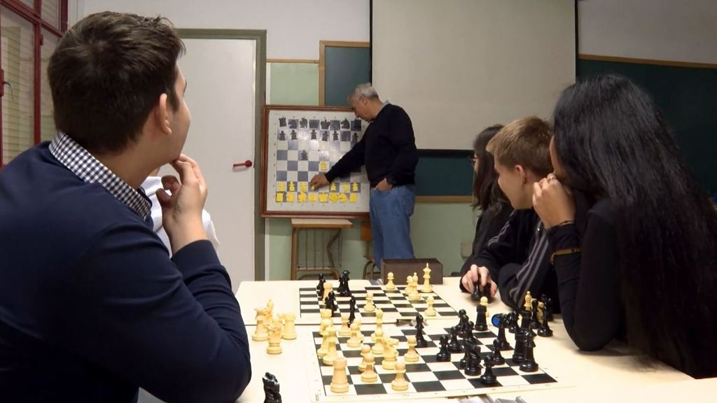 'Menudas piezas', la historia de Enrique, un profesor de barrio que hizo a sus alumnos campeones de ajedrez