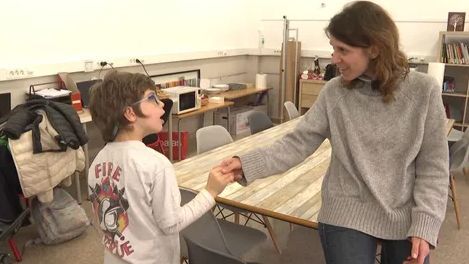 Oliver, de 8 años, sufre hemiplejía alternante desde los 8 meses