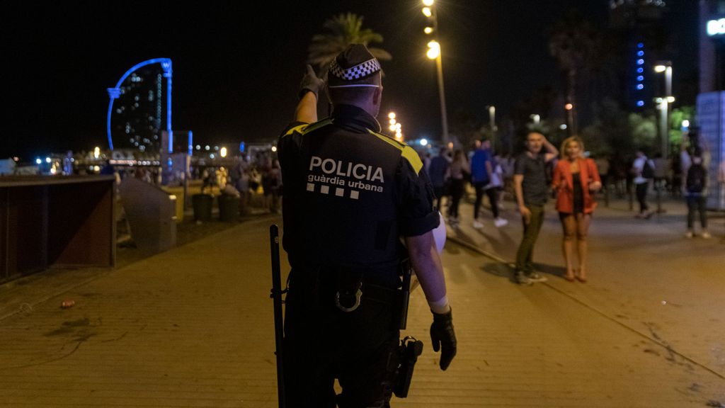 Un agente de la Guardia Urbana en las inmediaciones de la playa de la Barceloneta