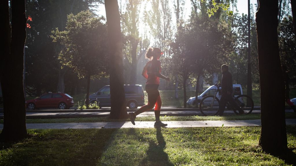 Una mujer corre por Vitoria