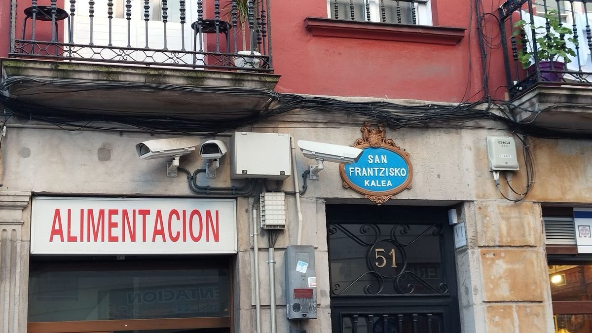 Varias cámaras de videovigilancia instaladas en la calle San Francisco de Bilbao