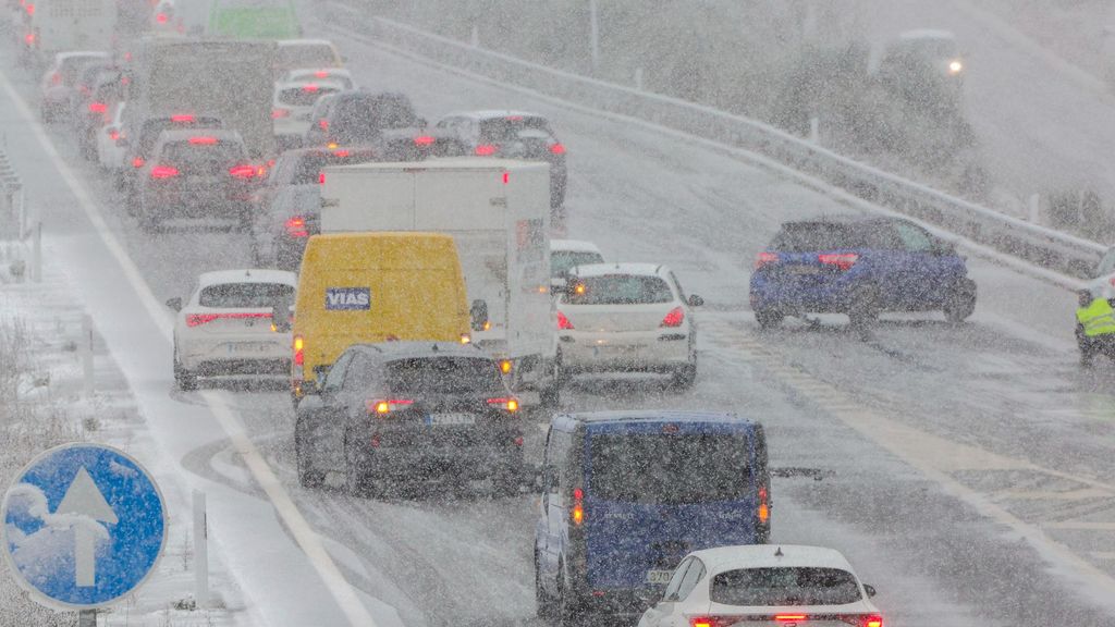Camiones y coches quedan varados entre Guijuelo y Béjar (Salamanca) por temporal de nieve