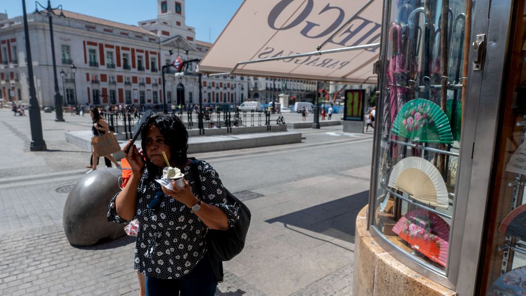El Ayuntamiento instalará en verano toldos desmontables para hacer sombra en la Puerta del Sol