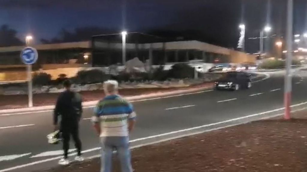 El conductor de este turismo circulaba sin luces y en sentido contrario por una rotonda de Tenerife tras sufrir un cuadro de hipoglucemia