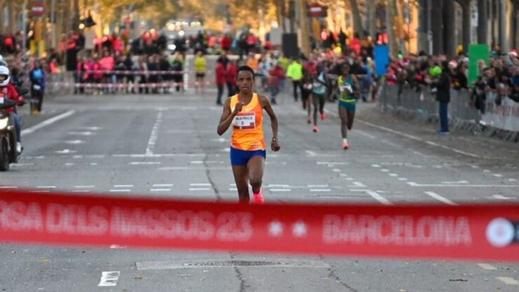 La atleta keniana Beatrice Chebet batió un récord del mundo en la Cursa dels Nassos