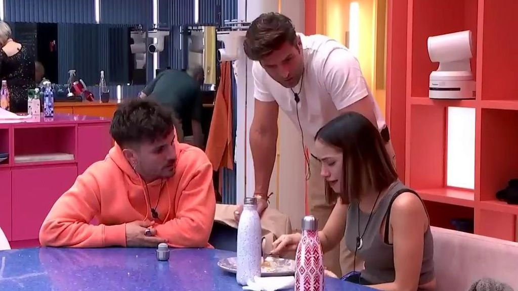 Lucía, consolada por Manuel y Efrén