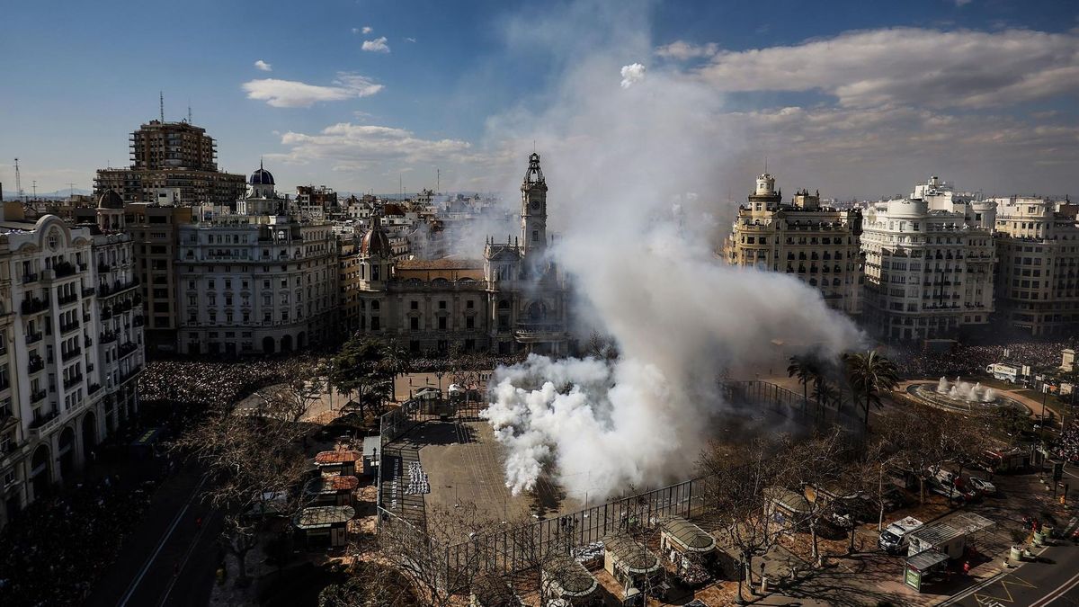 Mascletà en la Plaza del Ayuntamiento