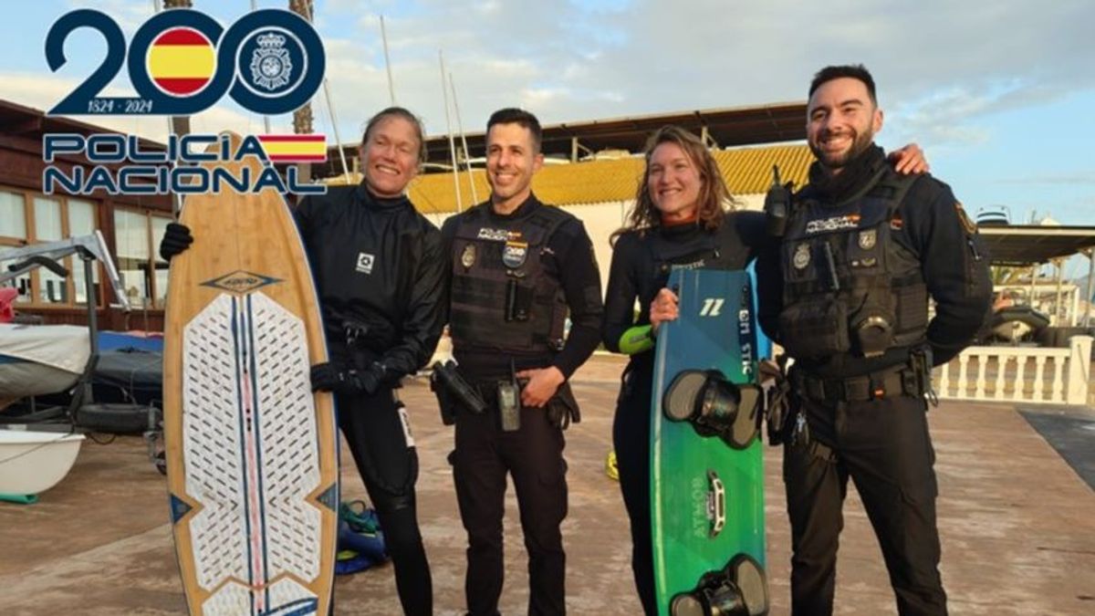 Policías Nacionales con kitesurfistas rescatadas