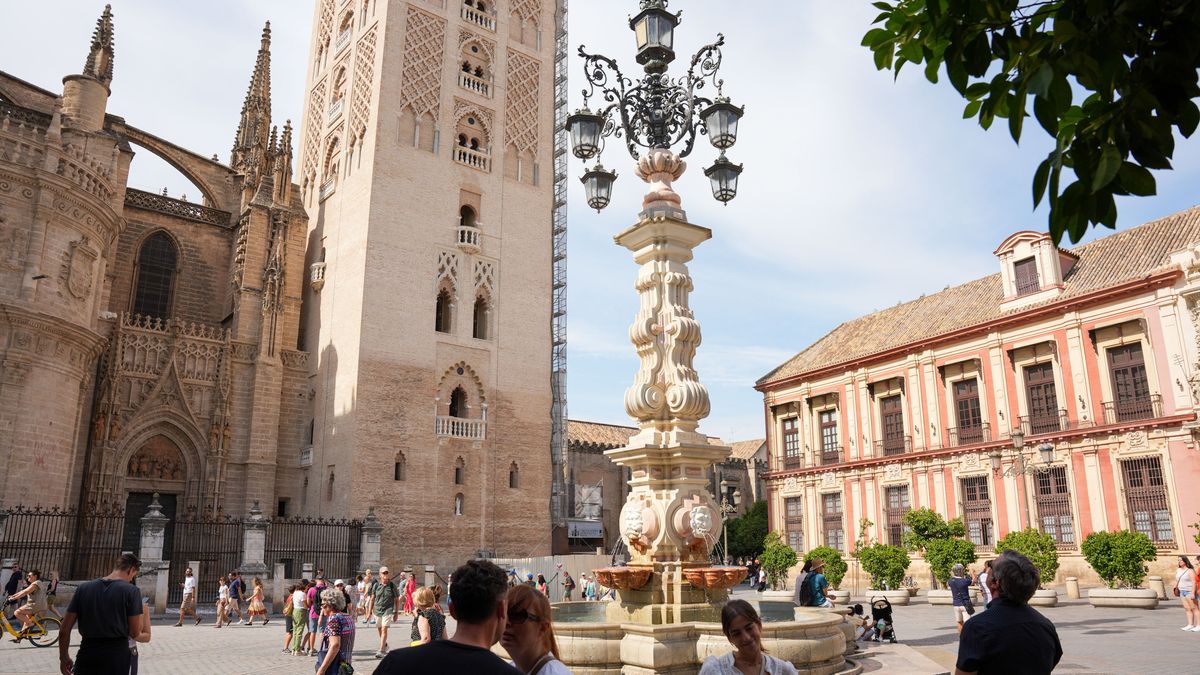 Turistas paseando por Sevilla